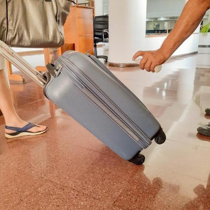 Hotel Cristina Suites Puerto La Cruz Kültér fotó